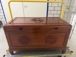 Holztruhe asiatischer Stil mit Schnitzerei guter Zustand