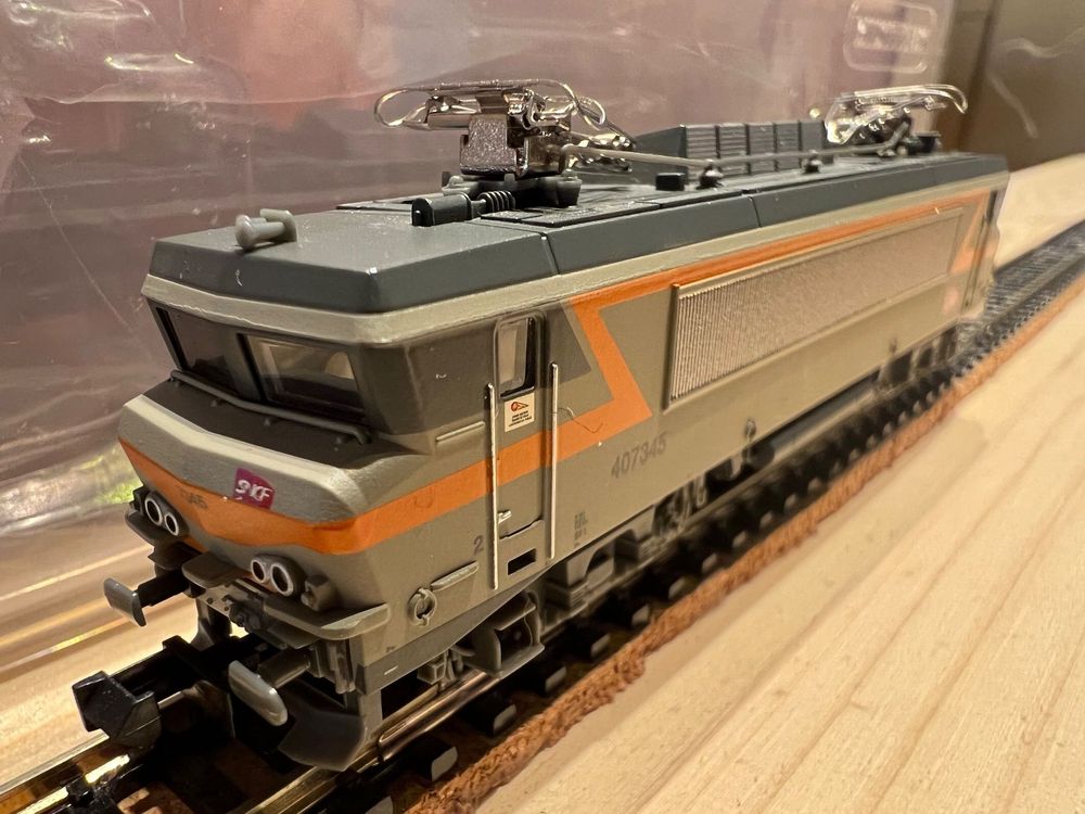 Locomotive SNCF BB 8240 Minitrix - Analogique - Époque 5 - Décor Personnalisé