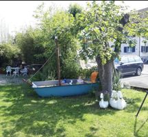 Blaues Boot Gartenbeet mit Paddel und Mast Sandkasten