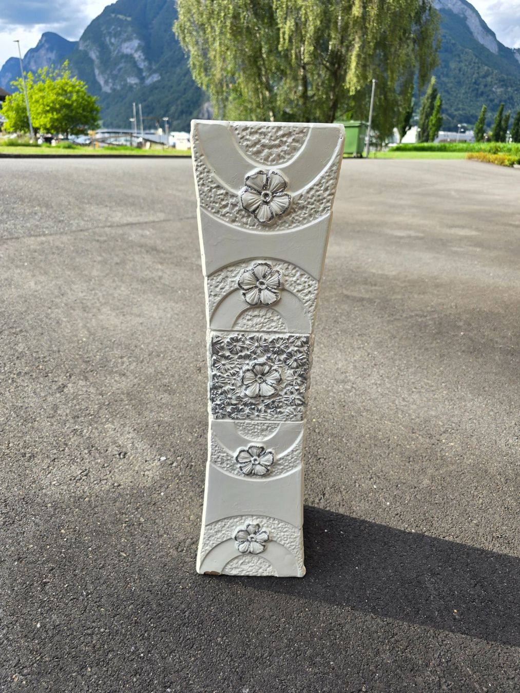 Vasi & Recipienti: Grosse quadratische Bodenvase - weiss mit Silber-Dekor – Usato da Flums venduto da DN90