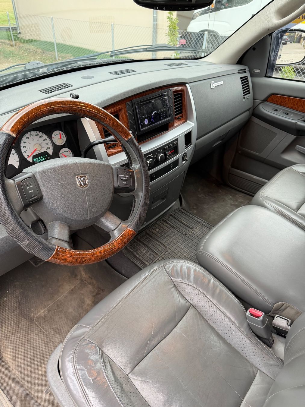 Véhicules utilitaires: DODGE RAM 1500 – D'occasion à Cormagens par sajkarov 4