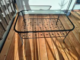Glastisch mit Metallgestell, ideal für den Gartensitzplatz