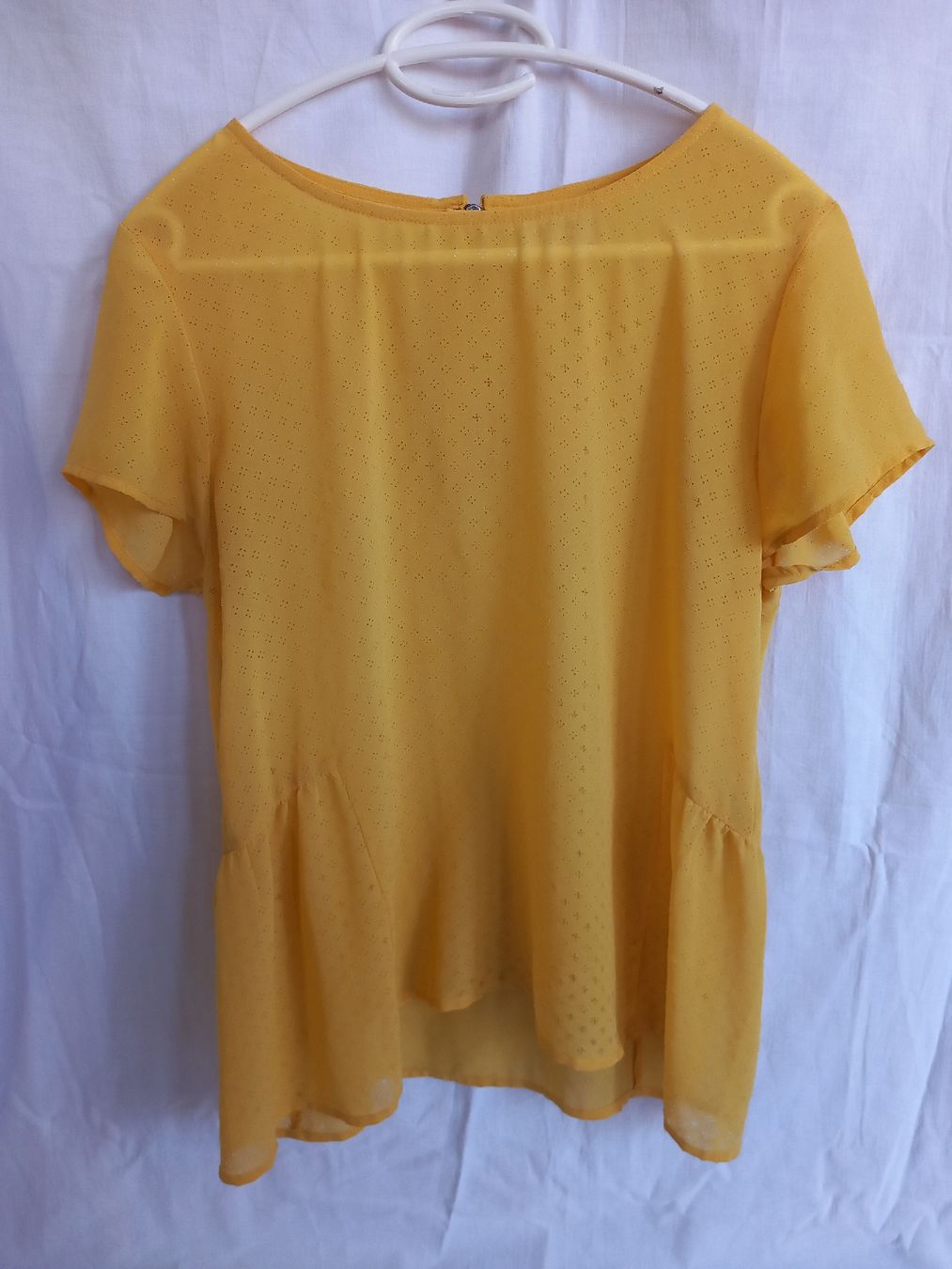 T-Shirts: Blouse / T-shirt jaune NÜMPH Taille 40 – Gebraucht aus Faoug von per_kp6r