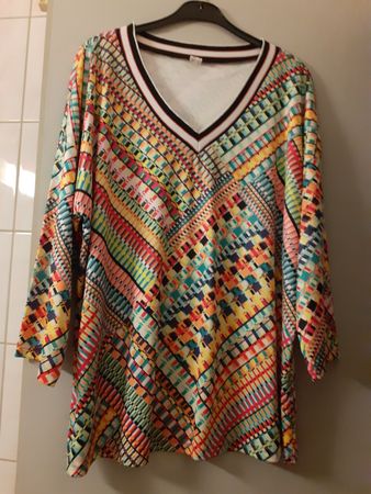 Damen Tunika buntes Muster. Im guten Zustand. Polyester 48