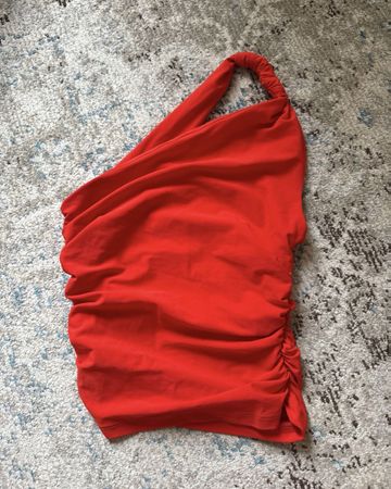 RED RUCHED SLEEVELESS TOP