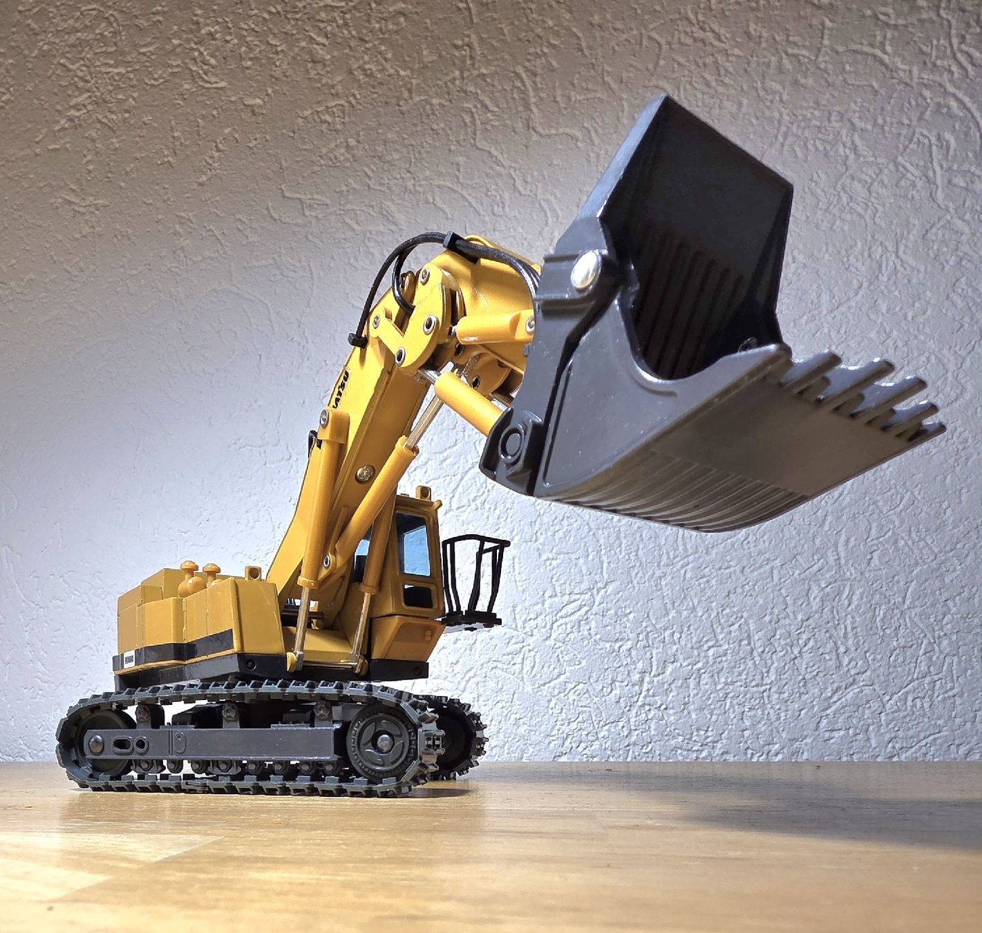 Komatsu Bagger: Komatsu PC650 Bagger – Gebraucht aus Männedorf von Modellbau-wyss 4