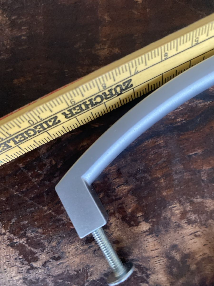 Eisenwaren: 2er Set silberfarbene Schubladengriffe - ca. 10 cm lang – Gebraucht aus Zürich von ann_9fv5 1