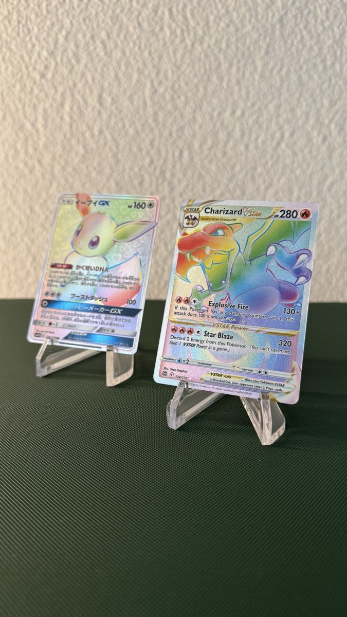Pokémon Carte collezionabili: Pokemon - Rainbow Eevee Gx, Charizard Vstar – Nuovo (secondo la descrizione) da St. Gallen venduto da D.Bimaru