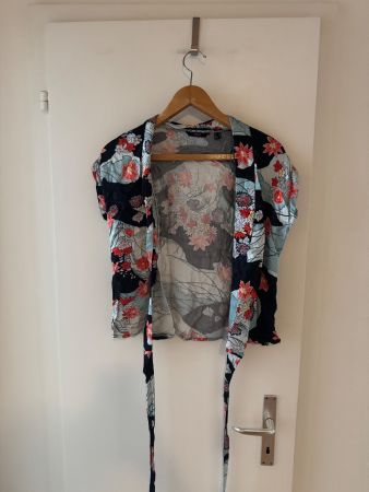Damen Kimono Jacke mit Blumenmuster Grösse S guter Zustand