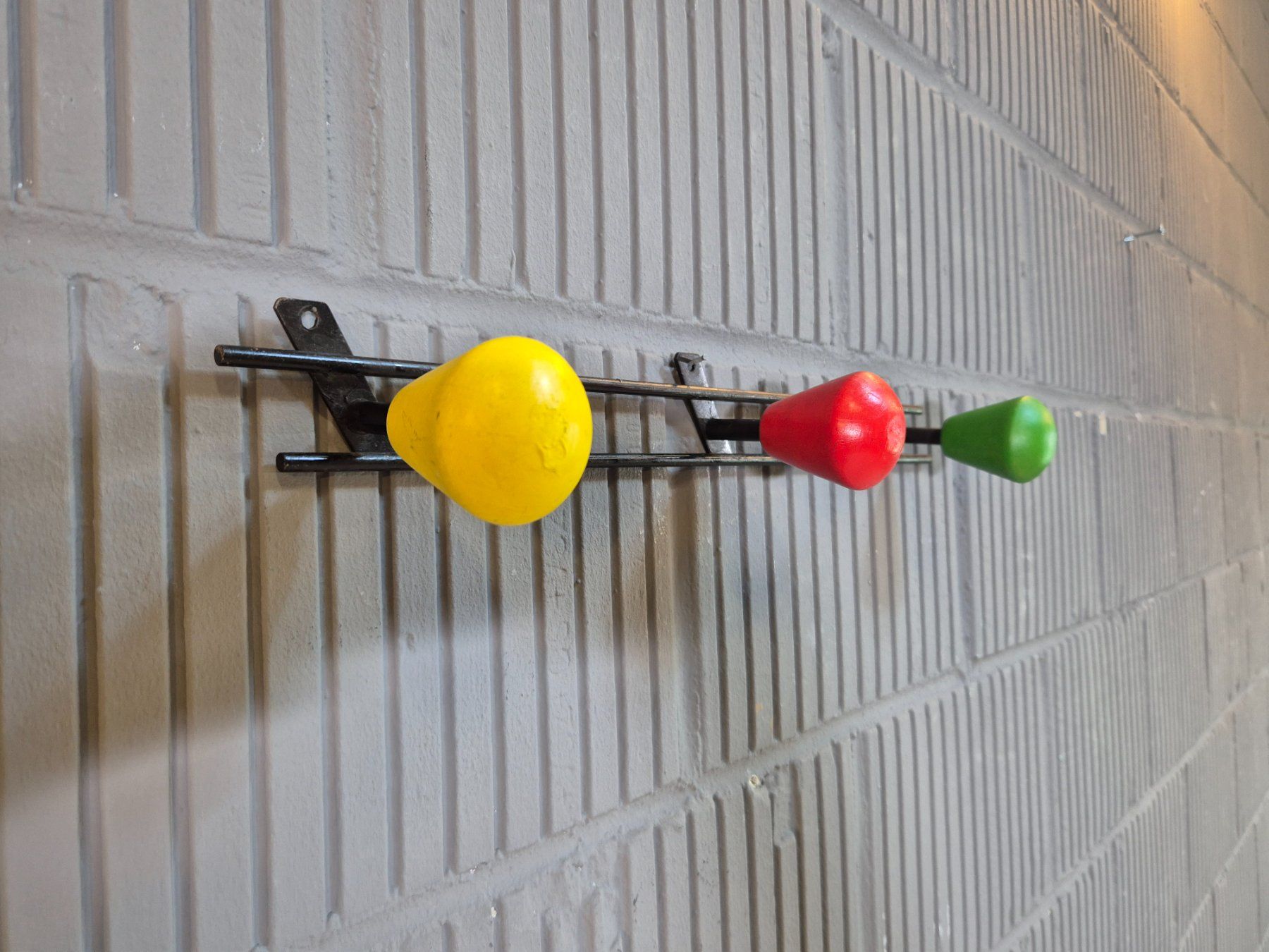Guardaroba: 1950 Wall Coat-Rack, Wandgarderobe Design Garderobe – Usato da Nottwil venduto da Wondewa-Shop 2