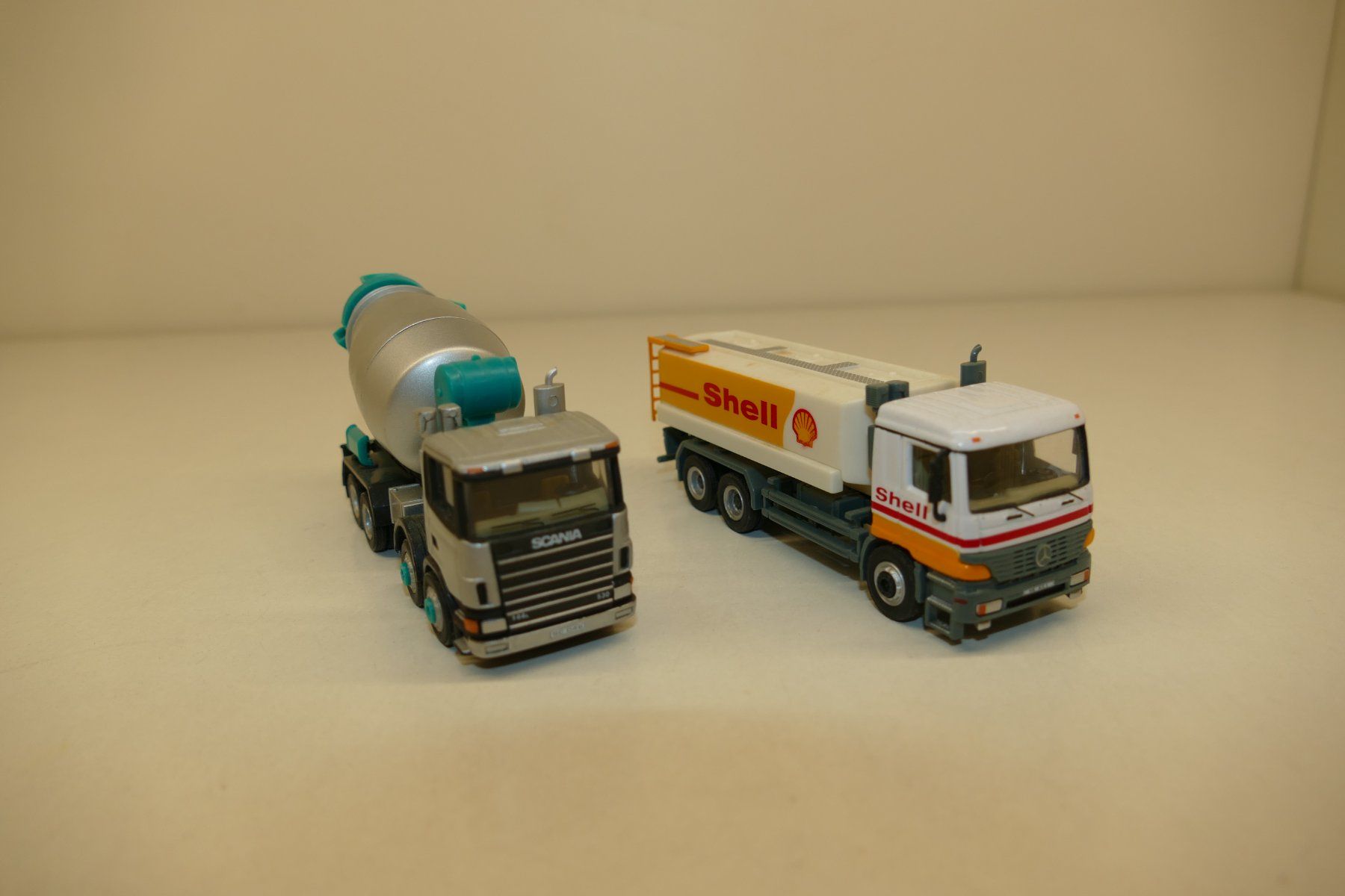 Modellautos: M 1:64?: 2xLastwagen – Gebraucht aus Niederhasli von Flash32