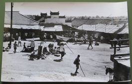 Erh. Hürsch: 1 Foto um 1975, China: Marktplatz in Dorf