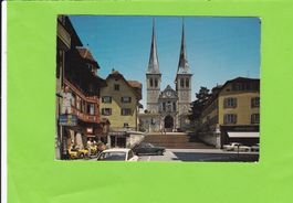 Luzern-Hofkirche-Oldtimer-belebt