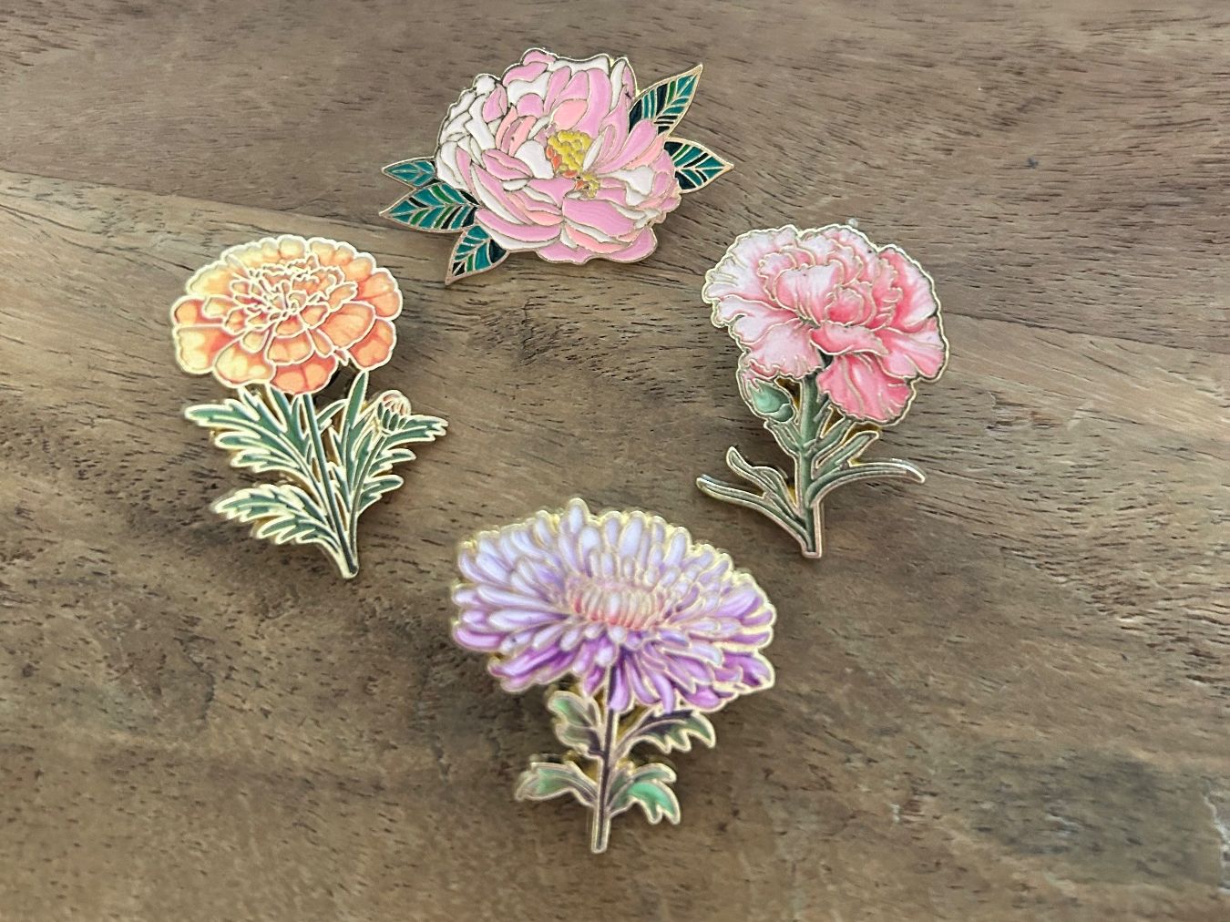 Placchette & Badge: Set 4x Pin Blume – Nuovo e nell'imballaggio originale da Geneve venduto da vane267