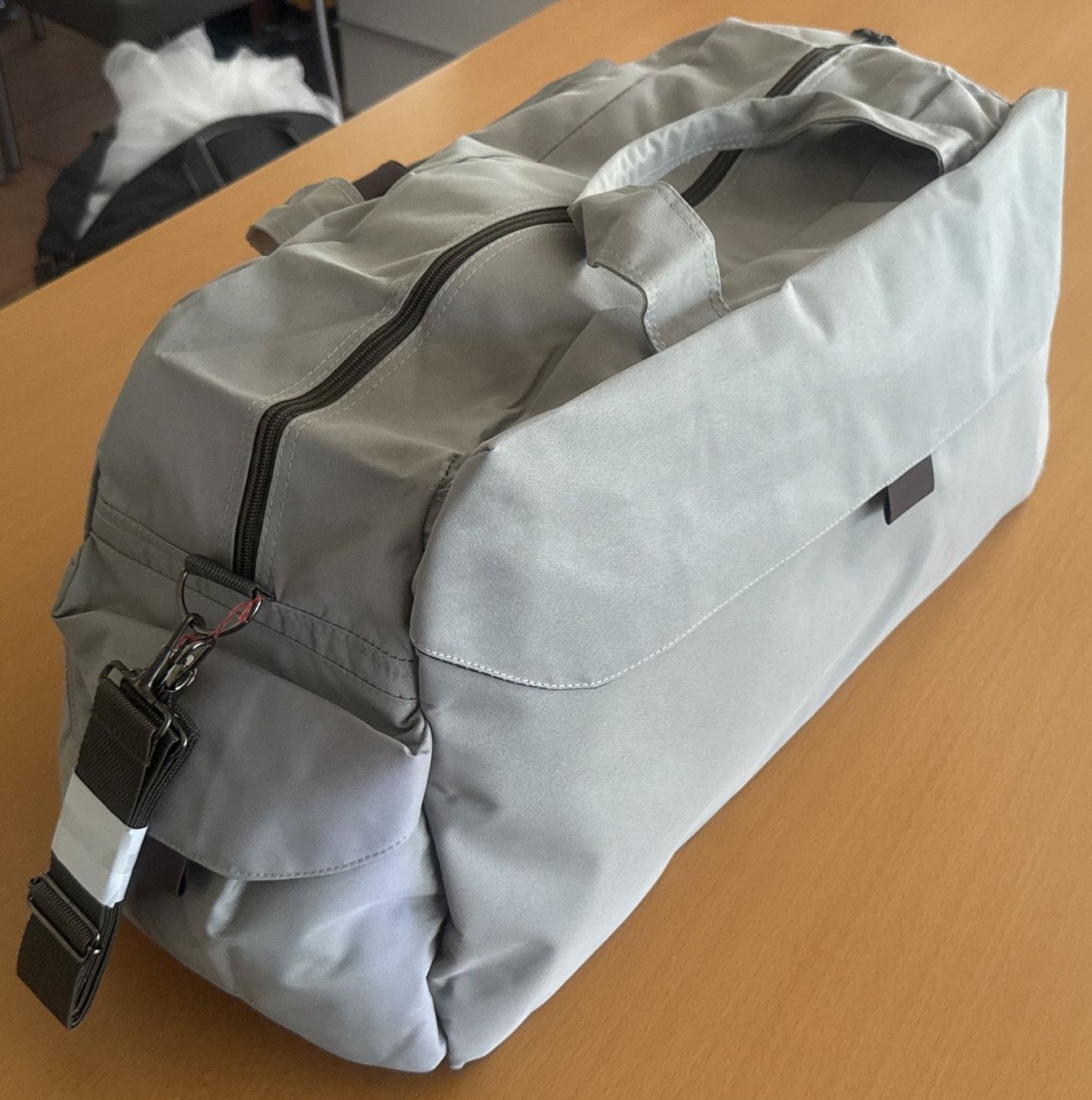 Borse: Sac de voyage en microfibre - Beige – Nuovo e nell'imballaggio originale da Prez-vers-Noréaz venduto da Joenicorn 3