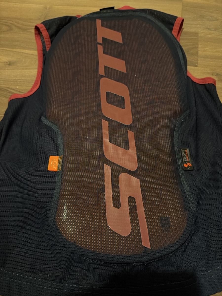 Protezioni & Imbottiture: Scott Actifit Plus Junior Rückenprotektor Weste Grösse S – Usato da Wilderswil venduto da mar_7jf2 1