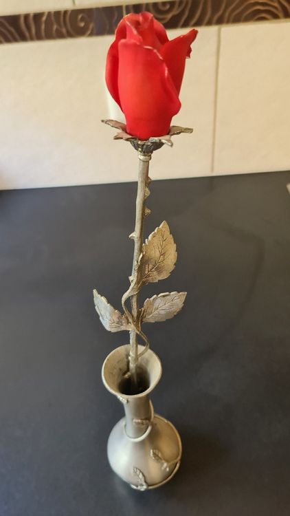 Vase en étain avec rose 5