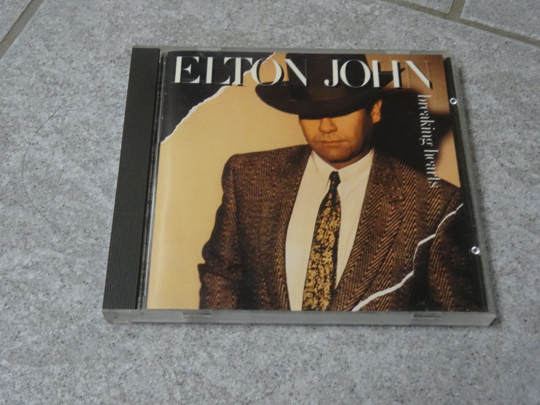 CD: Elton John - Breaking Hearts (CD) – Usato da Olten venduto da Disc-Ausverkauf