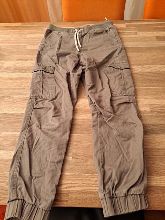 Zu verkaufen Jungen Hose Grösse 152.Farbe olivegrün