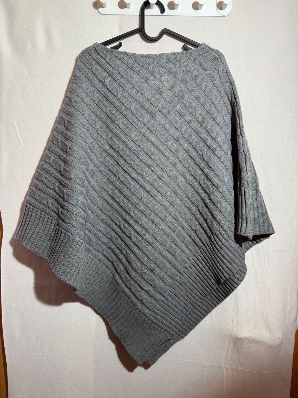 Sonstige Damenmode: Warmer dunkelgrauer Poncho – Gebraucht aus Grosswangen von second_hand_dress 3