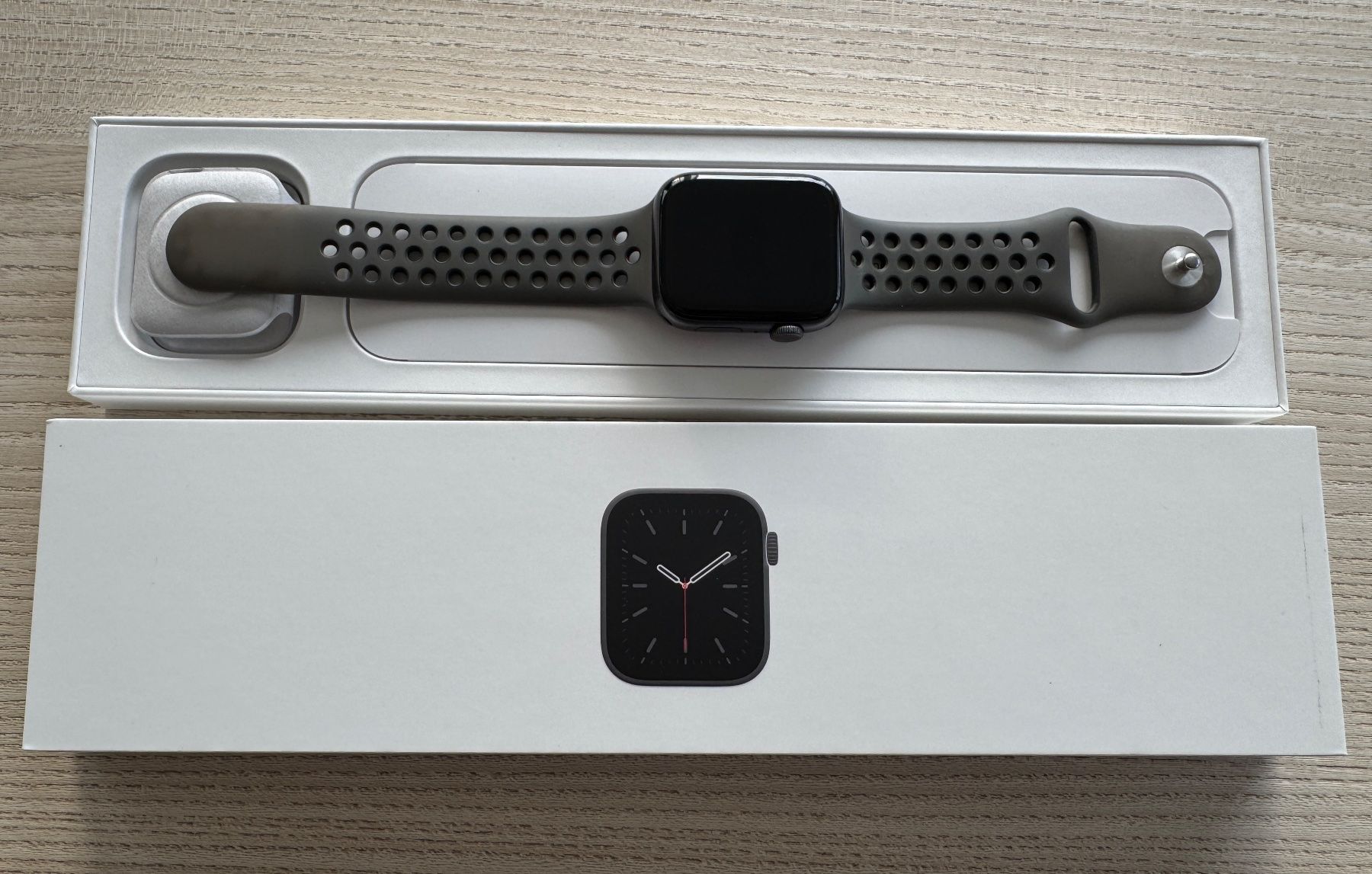 Apple Smartwatch: Apple Watch Series 6 44mm Space Grey Aluminium CEL – Usato da Oberrohrdorf venduto da Peewee15 3
