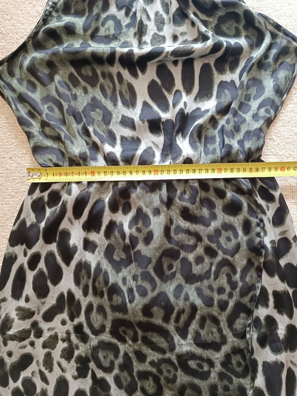 Kleider: Kleid mit Leopardenmuster, Wickelstil 42 – Gebraucht aus Wallisellen von C_DM 4