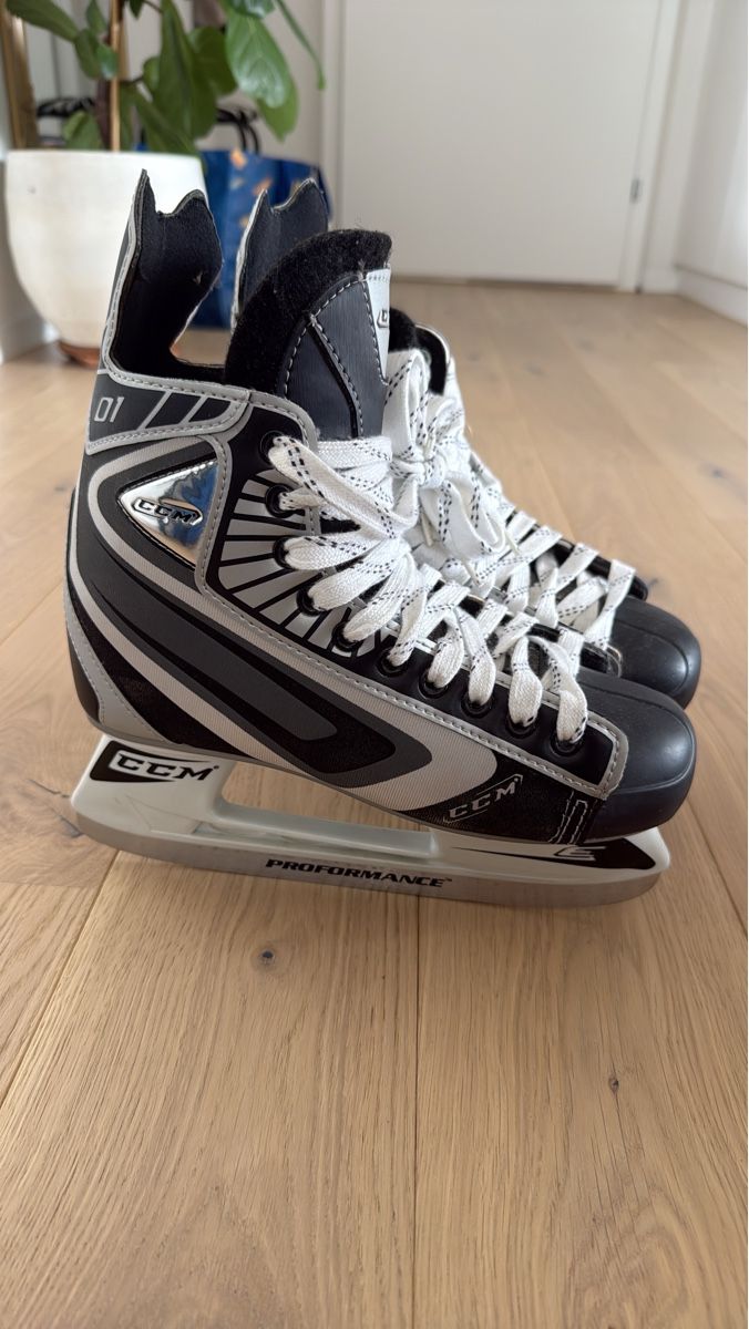 Ccm Pattini da ghiaccio: CCM Hockey Schlittschuhe Grösse 40 – Usato da Bern venduto da U2000
