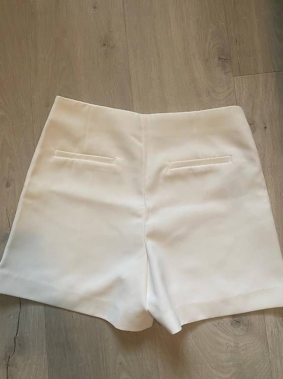 Pantaloni: Short pour femmes, acheter chez Mango  – Usato da Riaz venduto da tim_276t 3