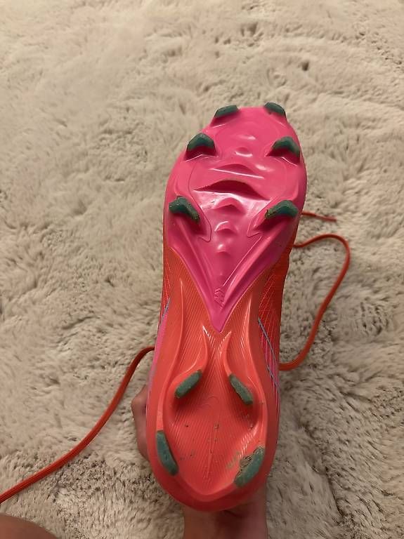 Nike Chaussures hommes: Rote Nike Fussballschuhe – D'occasion à Lenk im Simmental par niczbaeren 4