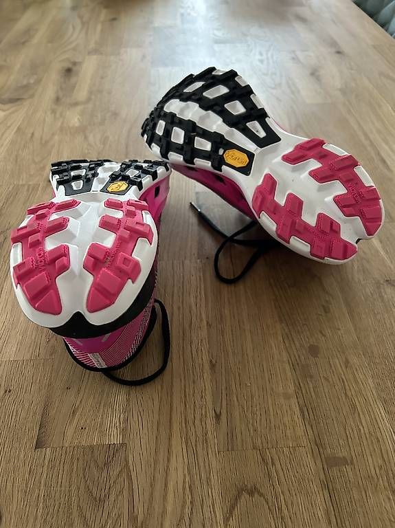 Scarpe da donna: Terraskin Fluo Pink/Black/White – Usato da Innertkirchen venduto da kil_s5yc 2