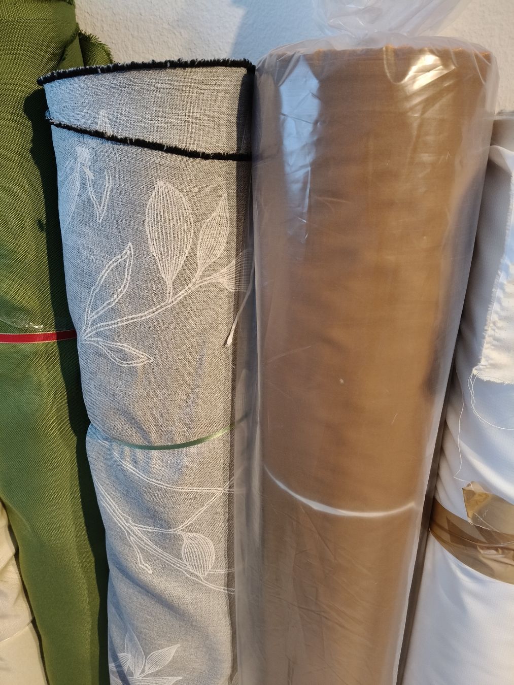 Tissus: Fabric rolls assorted colours quantity 8 new condition 3fr/m – Neuf avec emballage d'origine à Zürich par sha_vw65 2
