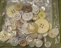 Knöpfe 63 weiss und beige Perlmutt und Kunststoff alt Englan