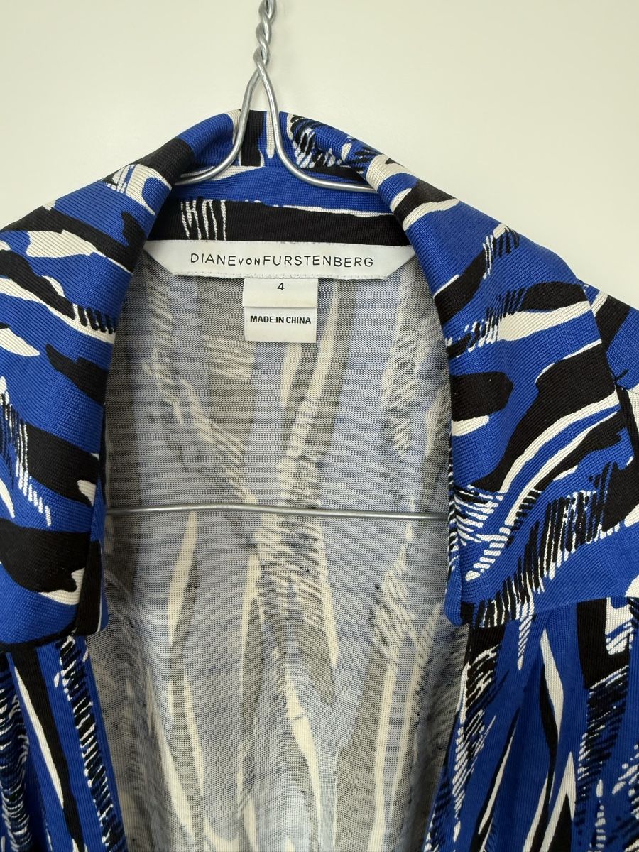 Diane von Furstenberg Kleider: Kleid DVF Seide Grösse 4 / S / 36 blau gemustert  – Gebraucht aus Zug von 5anna 1