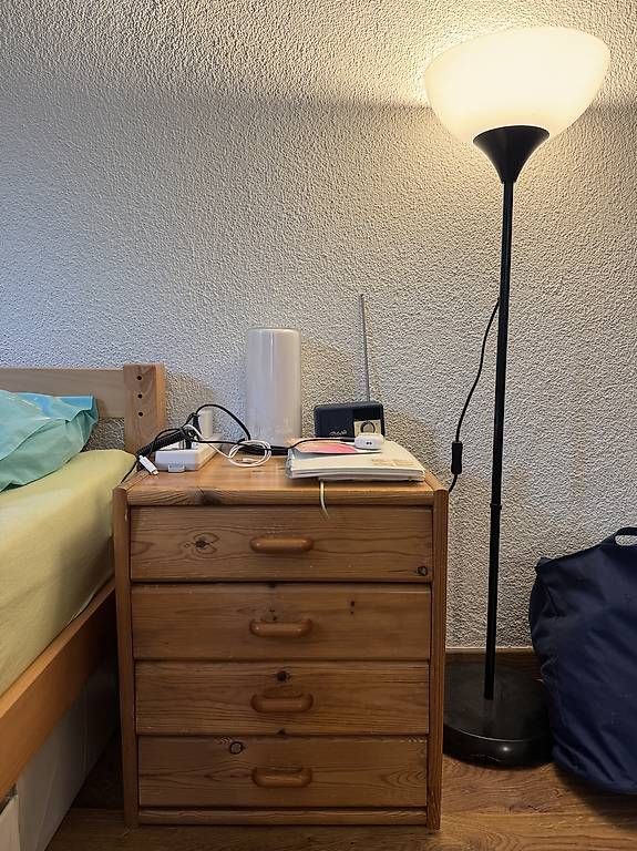 Nachttische: Nachttisch aus Holz – Gebraucht aus Zürich von viv_nh96