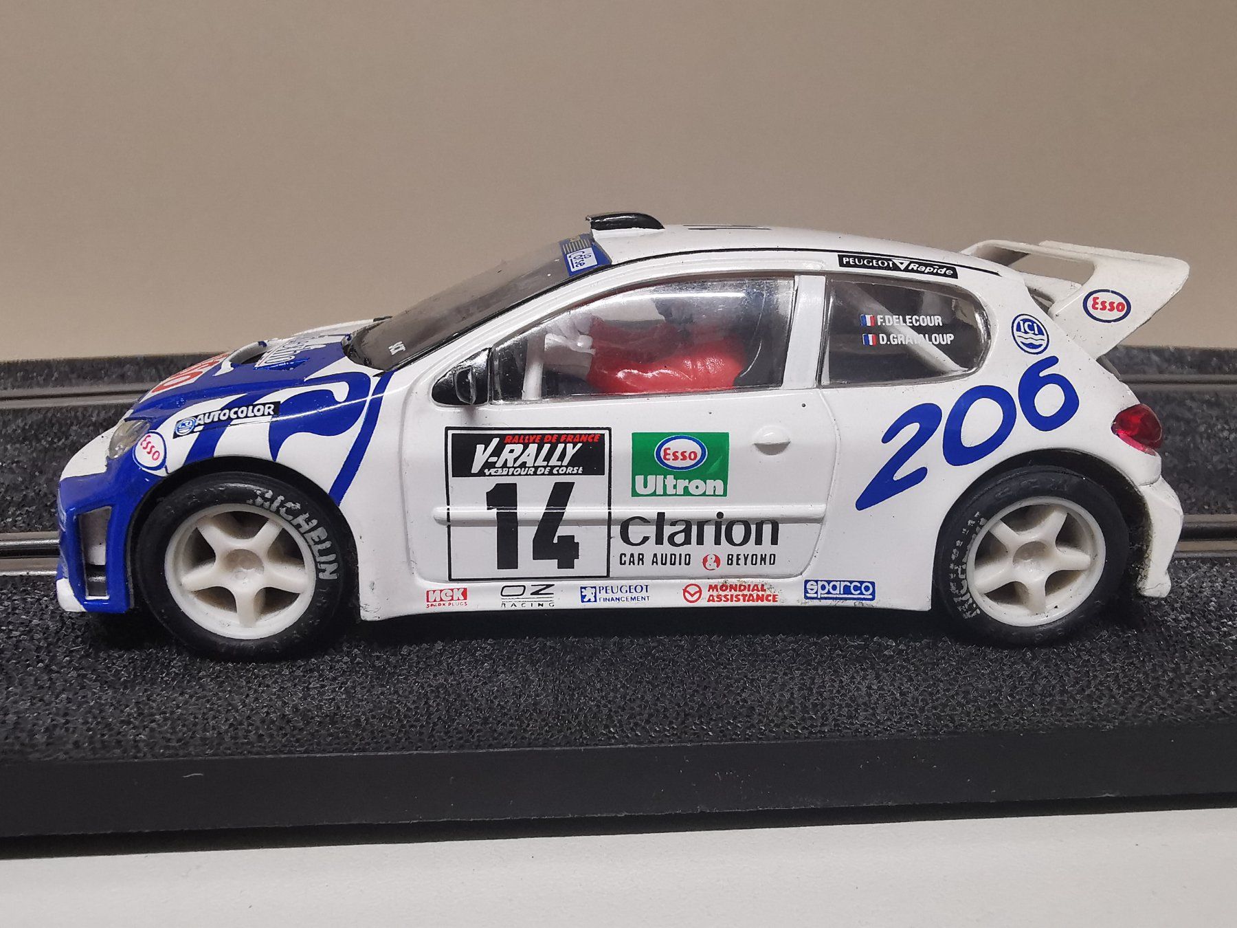 Piste: SCX Peugeot 206 mit Allrad und Licht – Usato da Winterthur venduto da Lonpos1 4