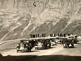 Carte postale vintage voitures anciennes Suisse