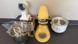 Robot de cuisine KitchenAid jaune avec accessoires
