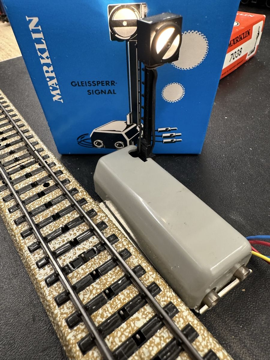 Märklin Modellini di ferrovie: Märklin 7042 Gleissperrsignal – Usato da Lupsingen venduto da New-Haven