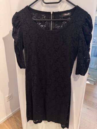 Schwarzes Kleid mit Rüschen von Yendi
