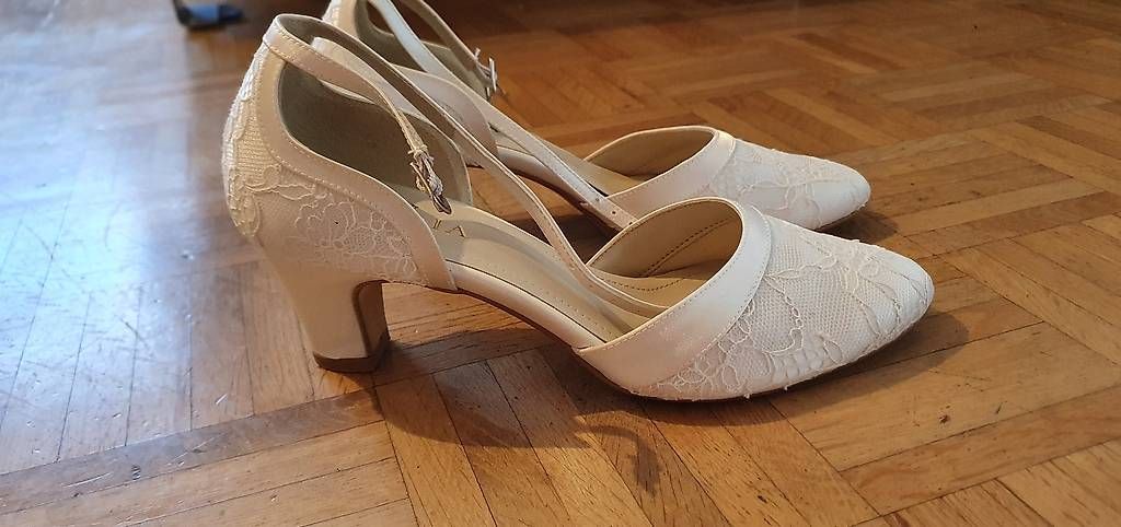 Scarpe da donna: Brautschuhe – Usato da Stalden (Sarnen) venduto da Xaendi4