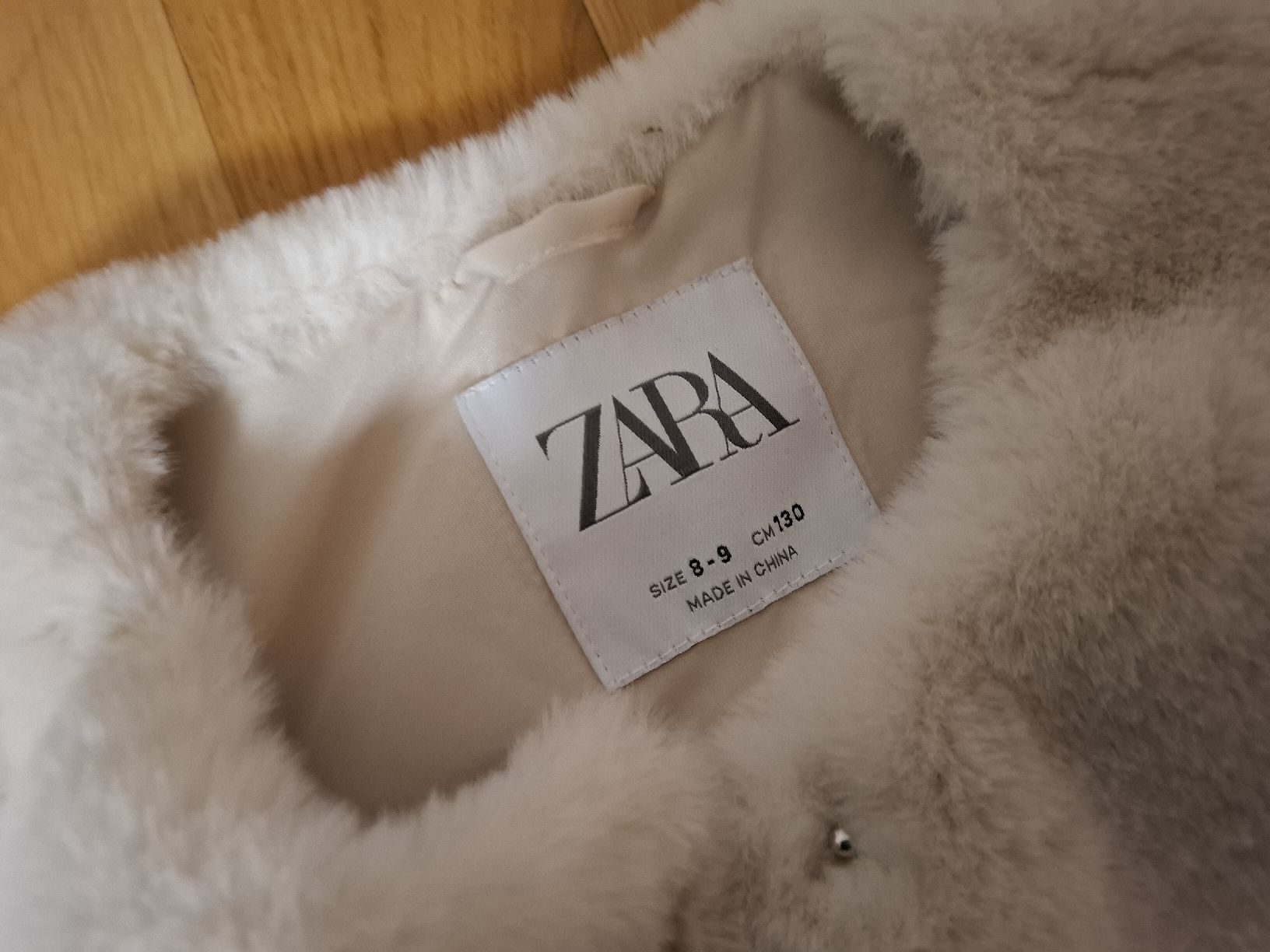 Altro abbigliamento per bambina: Zara Mädchen Weste Fellweste Gr. 130 – Usato da Baar venduto da Jhonny18 1