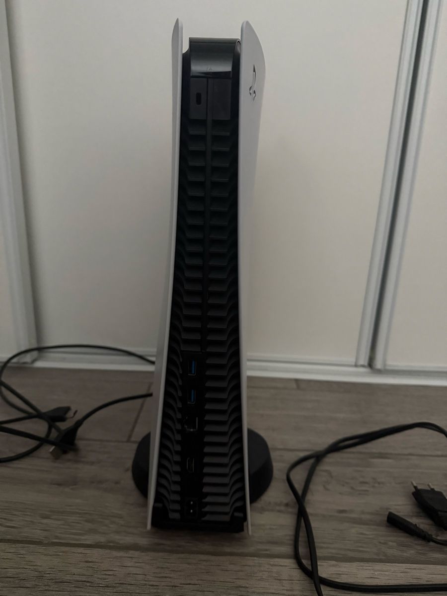 Sony Konsolen: Console PlayStation 5 avec accessoires et jeux – Gebraucht aus Tramelan von karakol8125 2