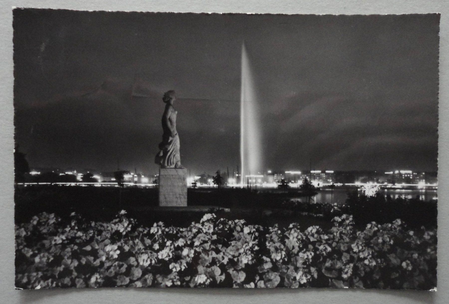 Ansichtskarten: Genève, Statue de "La Bise", le soir – Gebraucht aus Fétigny von Billy2miny