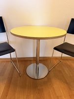 Kleiner runder Tisch  grün/gelb