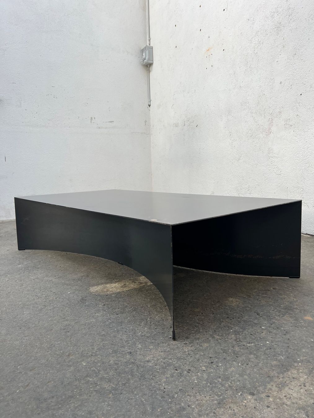 Tavoli: Table basse en acier de Guglielmo Poletti pour Desalto – Usato da Bulle venduto da ABELiAM 9