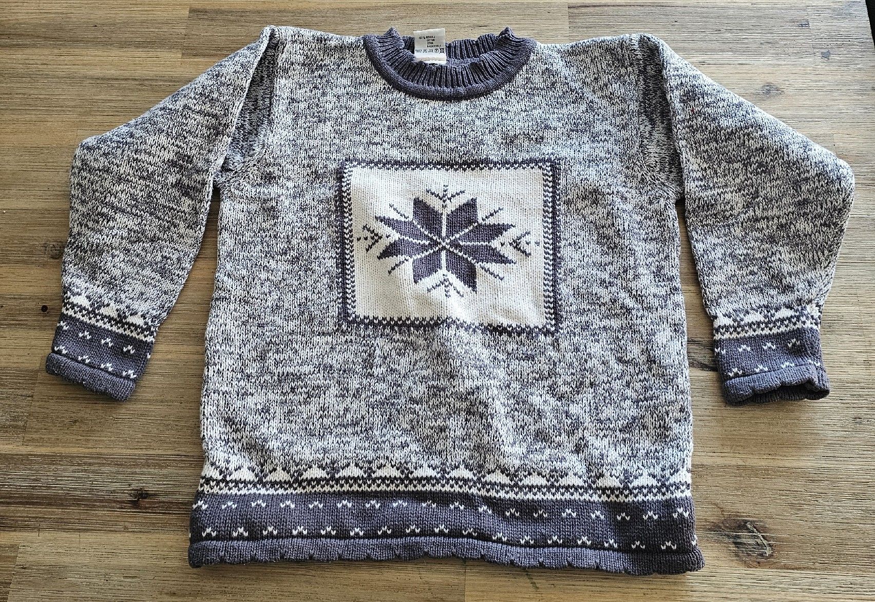 H&M Pulls et sweat-shirts: Kinder Pullover H&M grau Grösse 116 mit Schneeflocke – D'occasion à Basel par Sinibini86