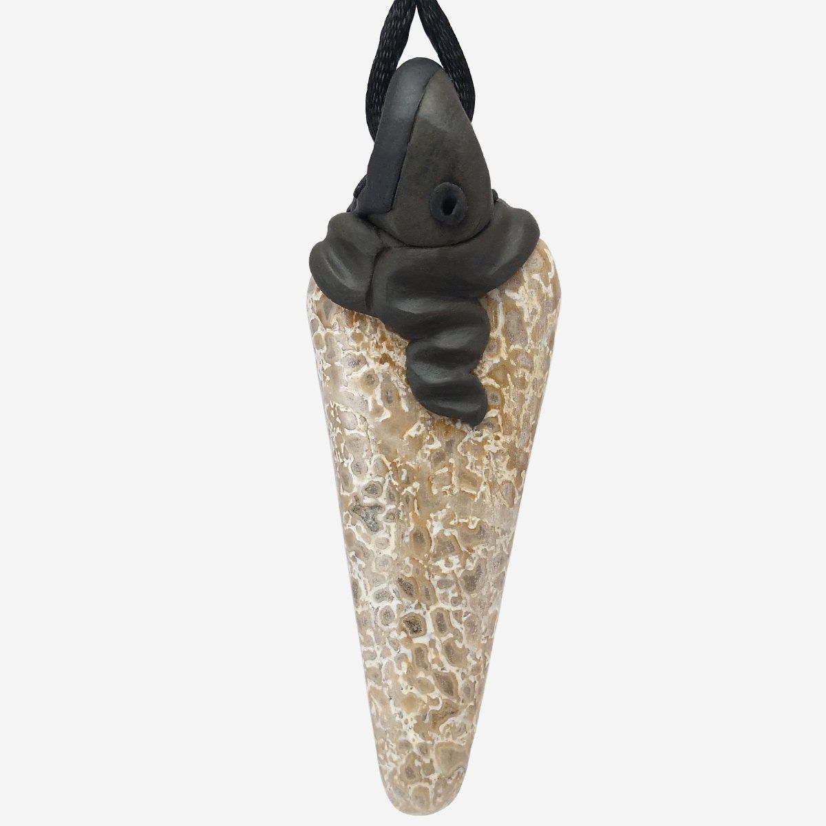 Fossili: Fossiler Saurierknochen als Steinanhänger mit Lapislazuli – Nuovo e nell'imballaggio originale da Meilen venduto da Kaleidoskopia 2