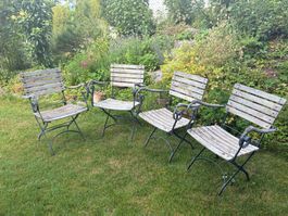 4 wetterbeständige Holzgartenstühle mit Armlehnen