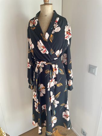 Sommerliches Wickelkleid mit Blumenmuster, Grösse 38