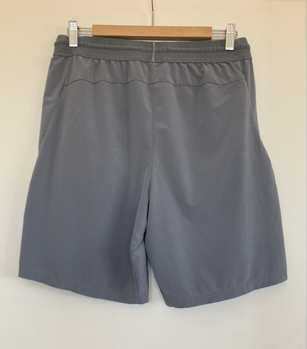 Nike Pantaloni: Shorts Nike Dri-Fit gris taille M – Usato da Chêne-Bougeries venduto da GiovannaDiLoreto 1
